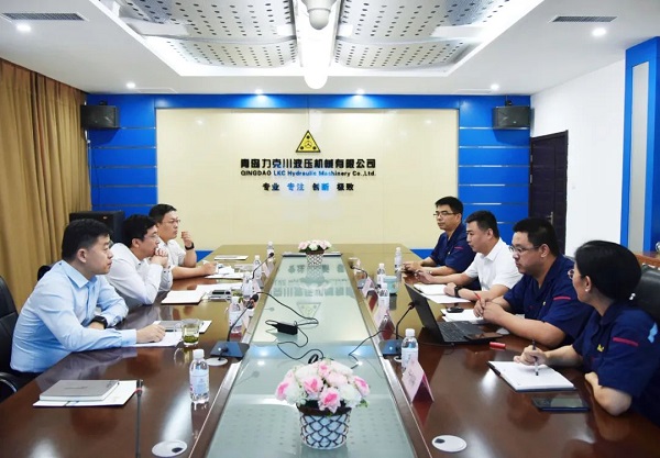 為高質(zhì)量發(fā)展賦能！青島高新區李天傳主任至力克川液壓調研2.jpg