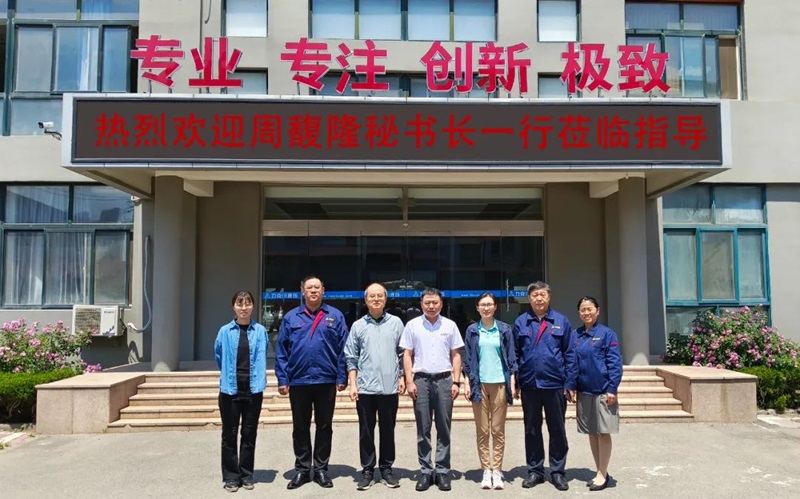 中國工程機械工業(yè)協(xié)會(huì )設備管理與維修分會(huì )秘書(shū)長(cháng)周馥隆一行蒞臨力克川液壓參觀(guān)指導1.jpg