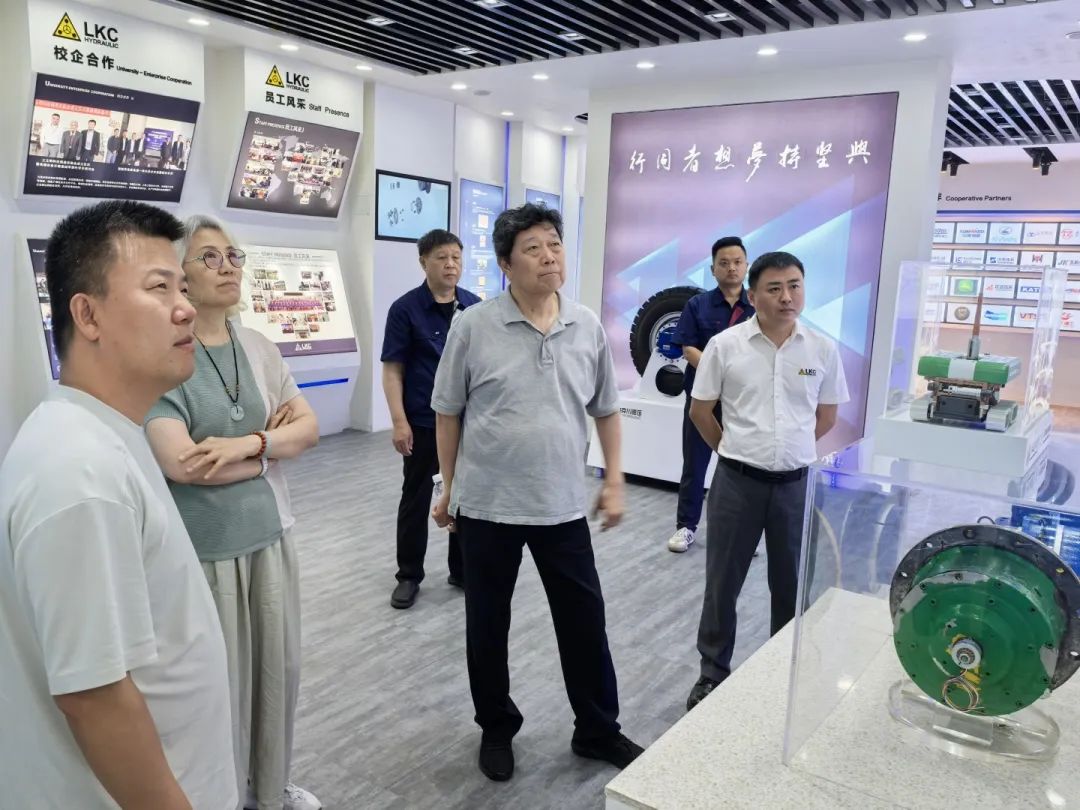 中國液壓氣動(dòng)密封件工業(yè)協(xié)會(huì )理事長(cháng)杜旭東一行蒞臨我公司參觀(guān)指導1.jpg