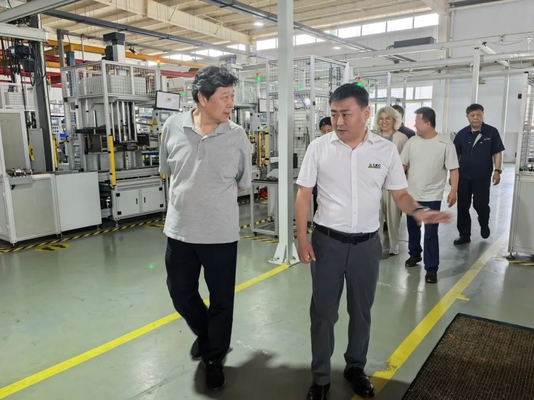 中國液壓氣動(dòng)密封件工業(yè)協(xié)會(huì )理事長(cháng)杜旭東一行蒞臨我公司參觀(guān)指導2.jpg